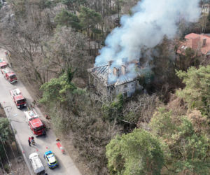 Wielki pożar zabytkowej willi pod Warszawą. Trwa akcja strażaków