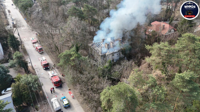 Wielki pożar zabytkowej willi pod Warszawą. Trwa akcja strażaków