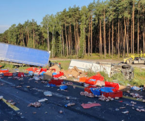 Łódzkie: Kilogramy MIĘSA na „Gierkówce”. TIR staranował busa [FOTO]