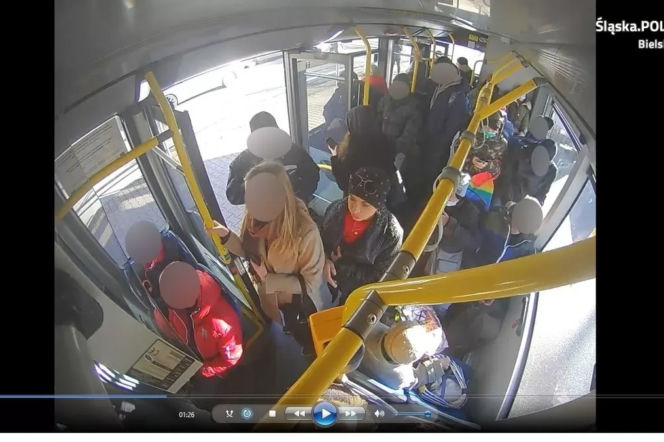 Agresywna pasażerka pobiła kobietę w autobusie, bo ta nie miała maseczki! Policja prosi o pomoc