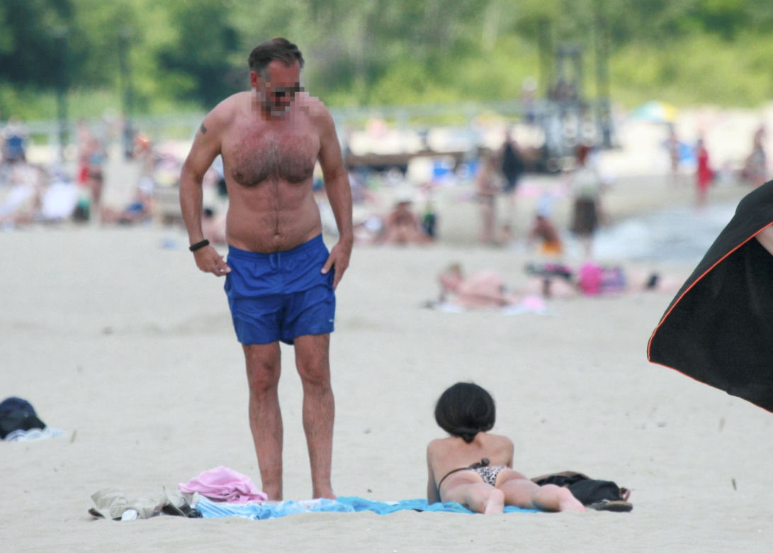 Marta Kaczyńska z mężem na plaży