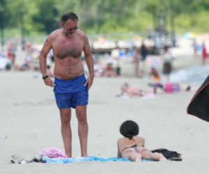Marta Kaczyńska z mężem na plaży