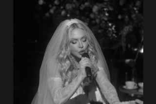 Madonna zachwyca w ślubnym wydaniu. 40 lat temu nosiła się podobnie!