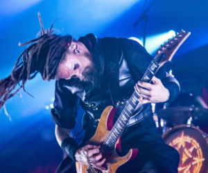 Skrupulatnie wyreżyserowany groteskowy spektakl okraszony nutą surrealizmu – Avatar zawładną Warszawą [RELACJA]