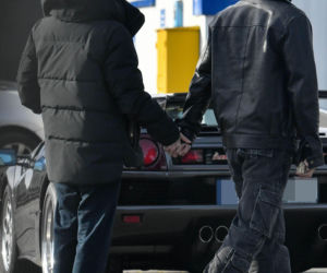 Maciej Musiał najpierw pieści auto, potem dziewczynę