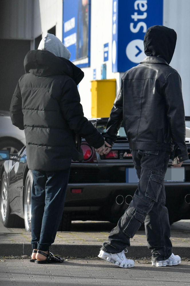 Maciej Musiał najpierw pieści auto, potem dziewczynę