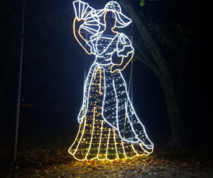 Wyjątkowe ozdoby w Parku Jakubowo. Po zmroku robi się magicznie [ZDJĘCIA]