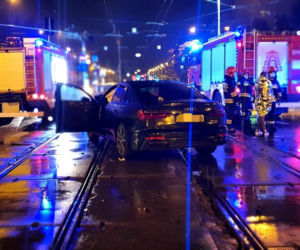 Zmiażdżone auto w centrum Warszawy 