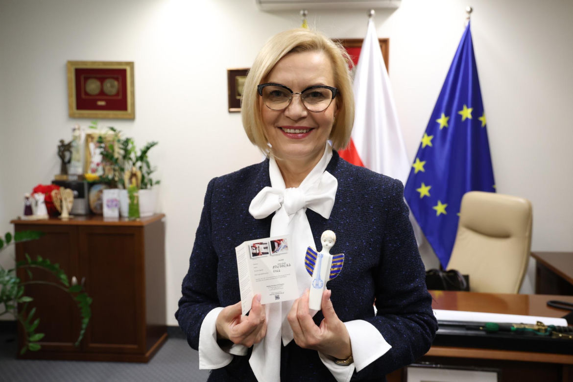 Porcelanowy aniołek z Ćmielowa od Renaty Janik, wicemarszałek województwa