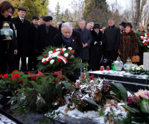 Jarosław Kaczyński na Powązkach składa kwiaty 8 miesięcy po katastrofie 