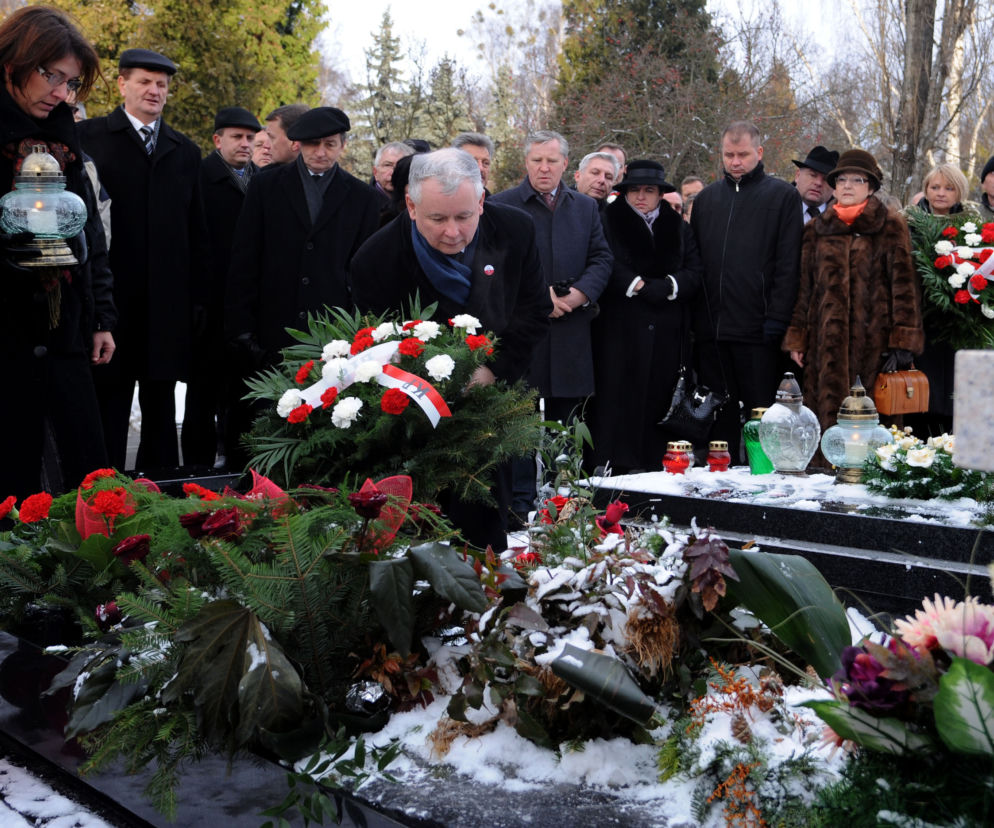 Jarosław Kaczyński na Powązkach składa kwiaty 8 miesięcy po katastrofie 