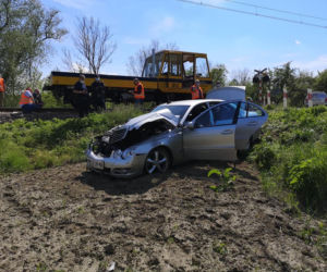 Na przejeździe kolejowym w Szalowej samochód wpadł pod drezynę