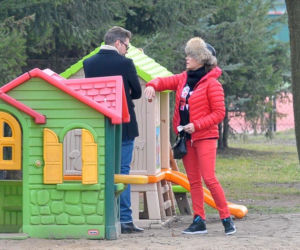 Anna Mucha i Marcel Sora na spacerze z dziećmi