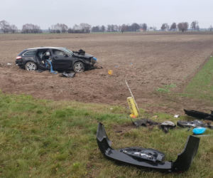 Płock: Dwie osoby POWAŻNIE RANNE w dachowaniu auta! Interweniował helikopter LPR [ZDJĘCIA]