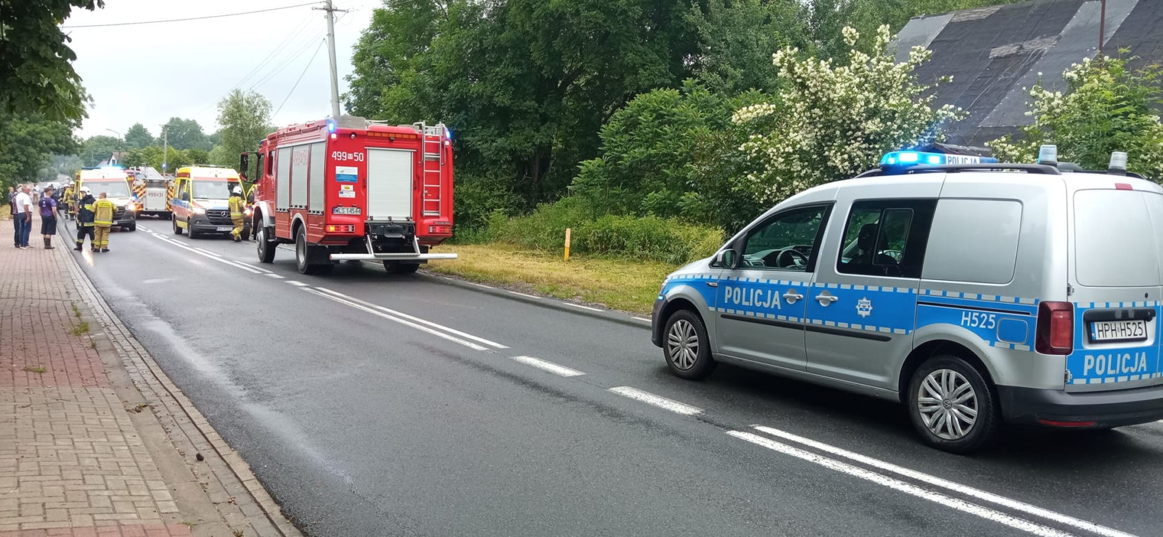 Jechali fordem, huknęli w słup. Dramat, strażacy musieli ich wycinać z wraku