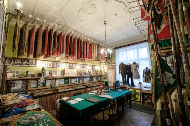 Były tu biura, przedszkole i Urząd Stanu Cywilnego. Dziś w dawnej willi fabrykanta działa harcerstwo