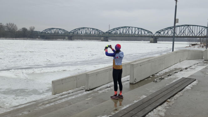 Wisła stanęła pod lodem. Zimowy spektakl w Starym Fordonie zachwyca, ale i ostrzega