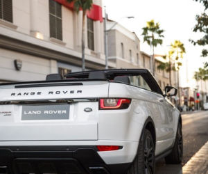 Dzieczyna Bonda Naomie Harris pozuje z Range Roverem Evoque kabrio 
