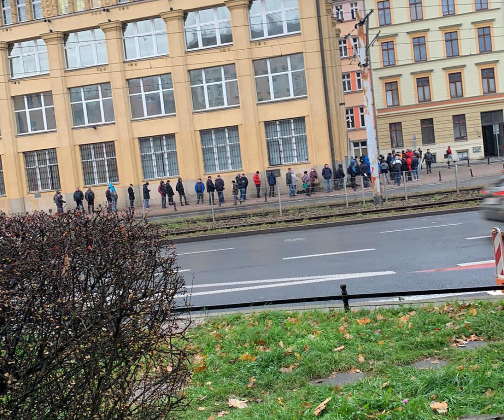 Kolejka przed NBP we Wrocławiu. Ludzie chcą dostać nowy banknot z Lechem Kaczyńskim [ZDJĘCIA]