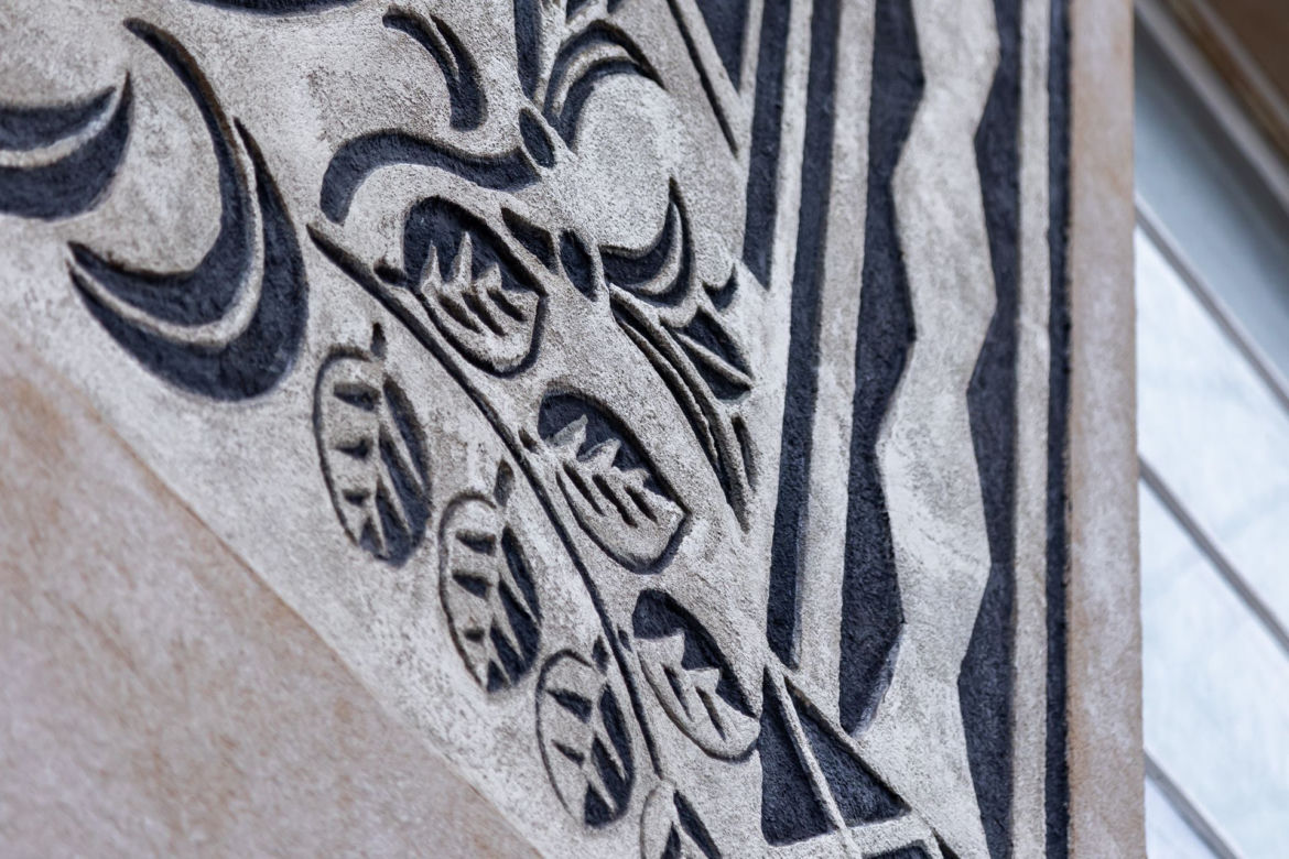 Nowe życie sgraffito. Zobacz odrestaurowane cztery warszawskie sgraffiti 