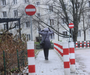 Słupki i znaki zakazu zalały osiedle. Drogowy absurd w Śródmieściu