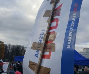Transparent na obchodach Święta Niepodległości