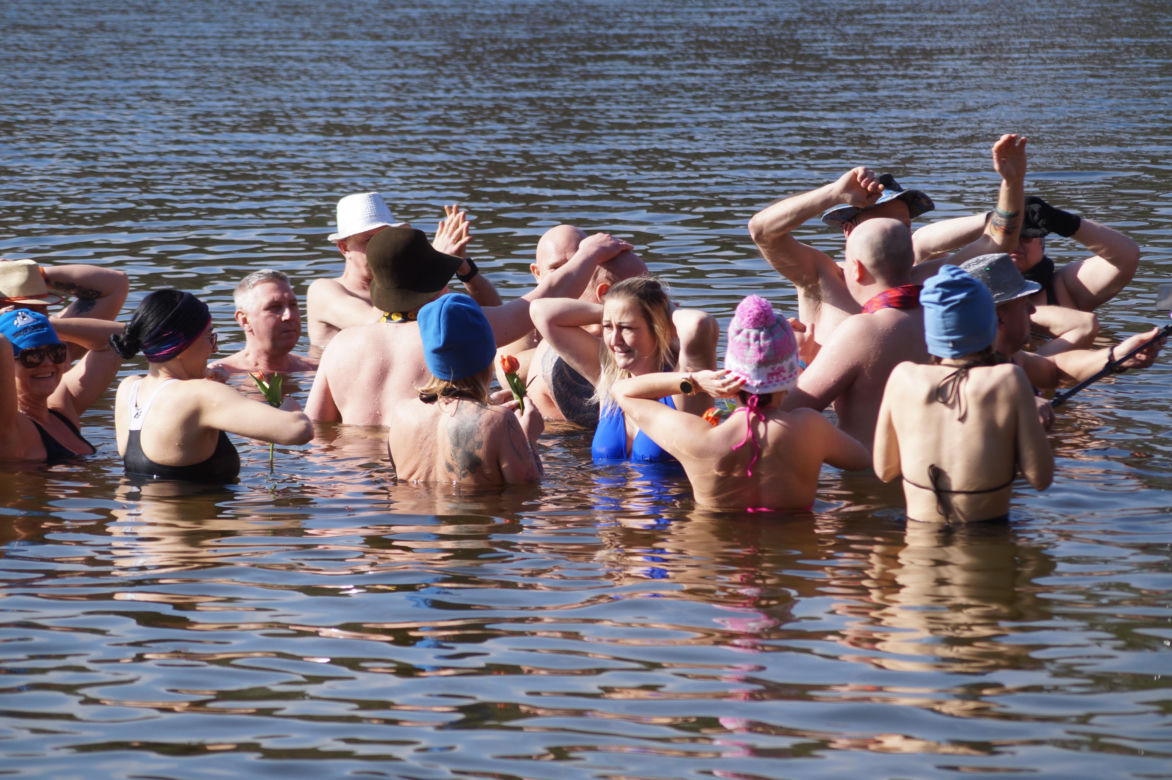 Wyjątkowe morsowanie pod Bydgoszczą! Tak świętowano Dzień Kobiet