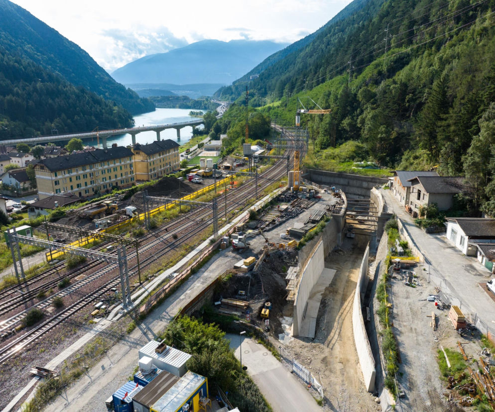 Plac budowy Brenner Base Tunnel w dolinie otoczonej Alpami. O szczegółach tej inwestycji przeczytasz na Architektura.