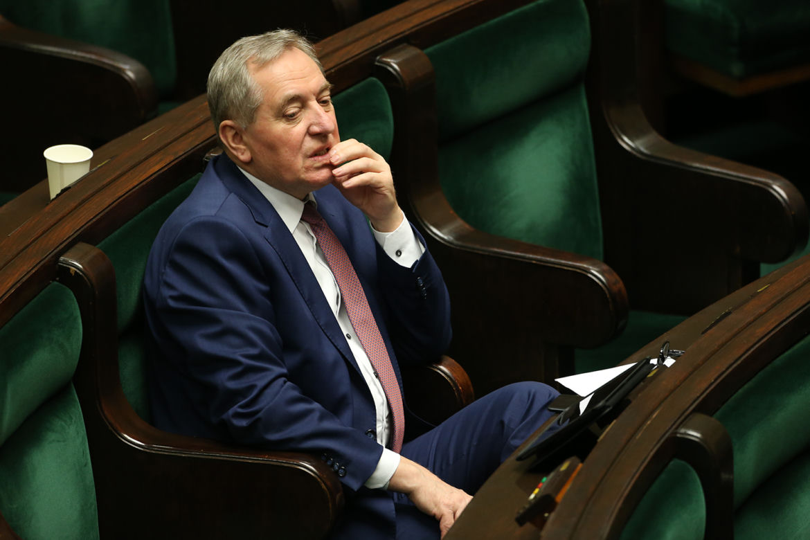Puste ławy sejmowe. Minister infrastruktury dzielnie słucha wystąpień posłów, jego sąsiedzi z sejmowych ław nie mieli tyle cierpliwości 
