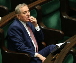 Puste ławy sejmowe. Minister infrastruktury dzielnie słucha wystąpień posłów, jego sąsiedzi z sejmowych ław nie mieli tyle cierpliwości 