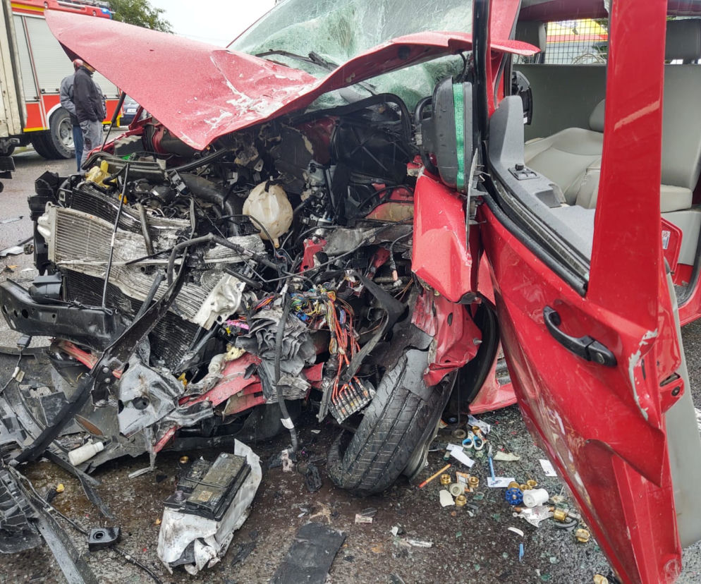 Wypadek w Stróżach. Dostawczak staranowany przez ciężarówkę