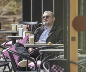 Karol Karski w lesie