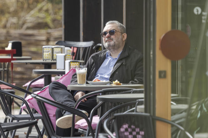 Karol Karski w lesie