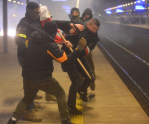 Burdy i zamieszki przy stacji Warszawa Stadion