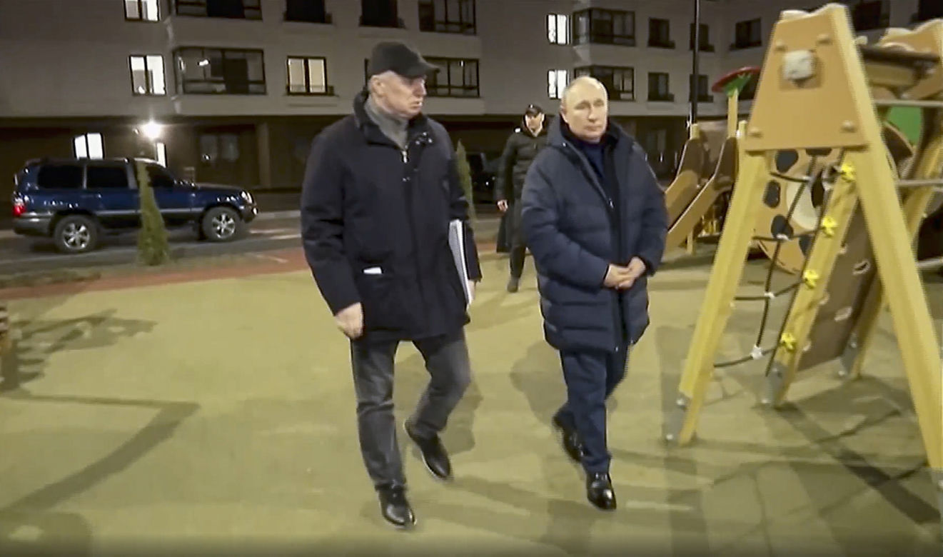 Putin w gumowej masce? "Spontaniczna przejażdżka po Mariupolu". Sobowtór dał plamę!