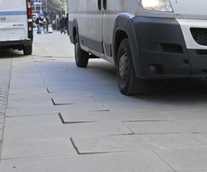 Deptak w centrum Warszawy za miliony w ruinie? Urzędnicy uspokajają, a internauci grzmią!