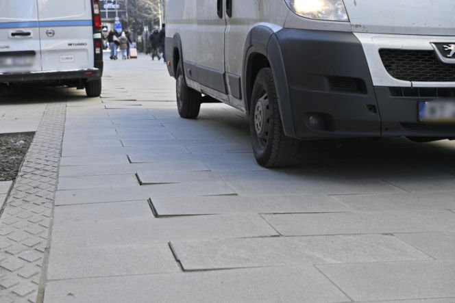 Deptak w centrum Warszawy za miliony w ruinie? Urzędnicy uspokajają, a internauci grzmią!