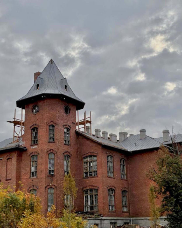 Nowe życie „pałacu satanistów” w Pruszkowie. Zabytek po latach doczekał się zmian