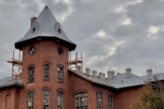 Nowe życie „pałacu satanistów” w Pruszkowie. Zabytek po latach doczekał się zmian