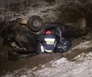 Narew. Osobówka dachowała na drodze do Łosinki. Kierowca uciekł [ZDJĘCIA]