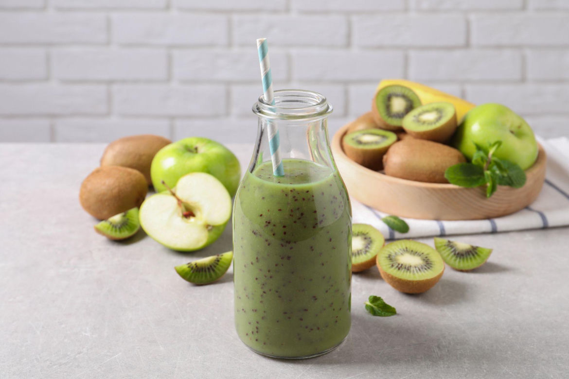 Zdrowy koktajl z jabłka i kiwi. Superfoods na śniadanie i nie tylko