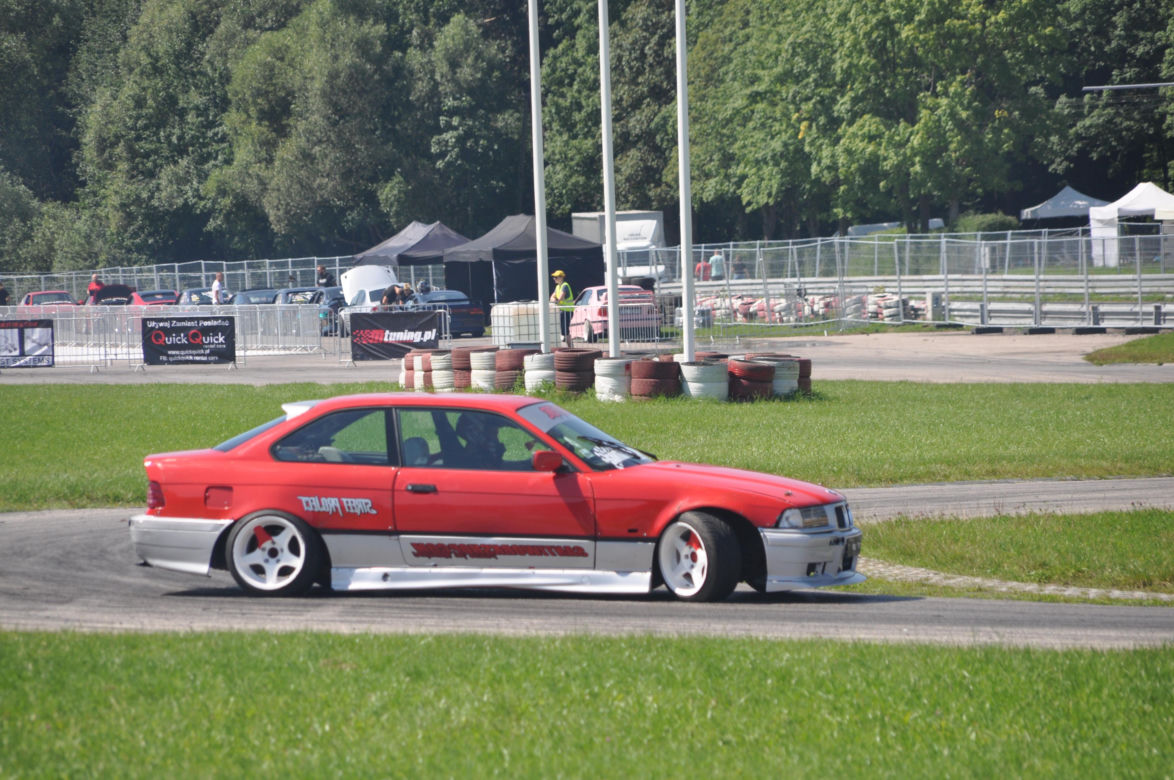 Auto Moto Fiesta 2023 na Torze Kielce. Dużo pięknych samochodów i pokazy driftu