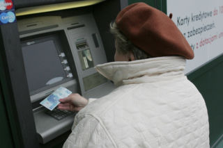 Zmieniają się zasady wypłat z bankomatów. Opłaty mogą wzrosnąć nawet dwukrotnie