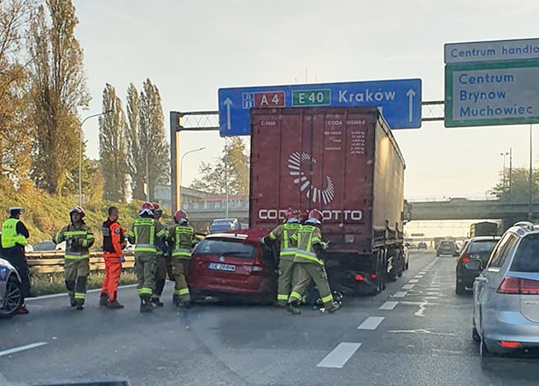 Wypadek na autostradzie A4 w Katowicach. Auto wjechało pod TIRa