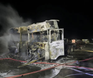 Lubelskie: Ogień trawił ciężarówki i kombajn! Dramatyczna interwencja strażaków w środku nocy