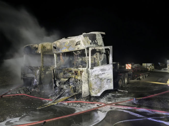 Lubelskie: Ogień trawił ciężarówki i kombajn! Dramatyczna interwencja strażaków w środku nocy