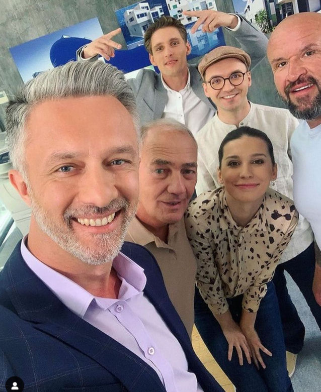 Pierwsza miłość na planie. Artur (Łukasz Płoszajski), Karol Weksler (Karol Strasburger), Oskar (Filip Gurłacz), Fabian (Tomasz Oświeciński), Kalina (Magdalena Wieczorek), Brajan (Dominik Rybiałek)