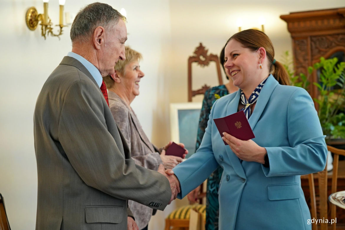 Prezydent Aleksandra Kosiorek i Agata Lipińska, zastępczyni kierownika Urzędu Stanu Cywilnego w Gdyni uhonorowały małżeństwa z długim stażem