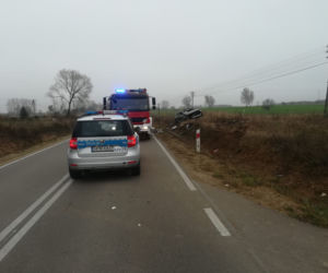 Jasionówka: Audi uderzyło w przepust drogowy. 2 osoby ranne