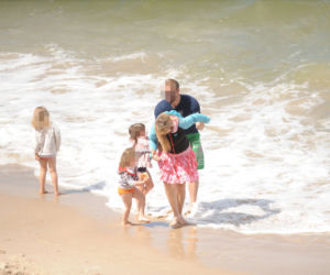 Anna Guzik z rodziną na plaży